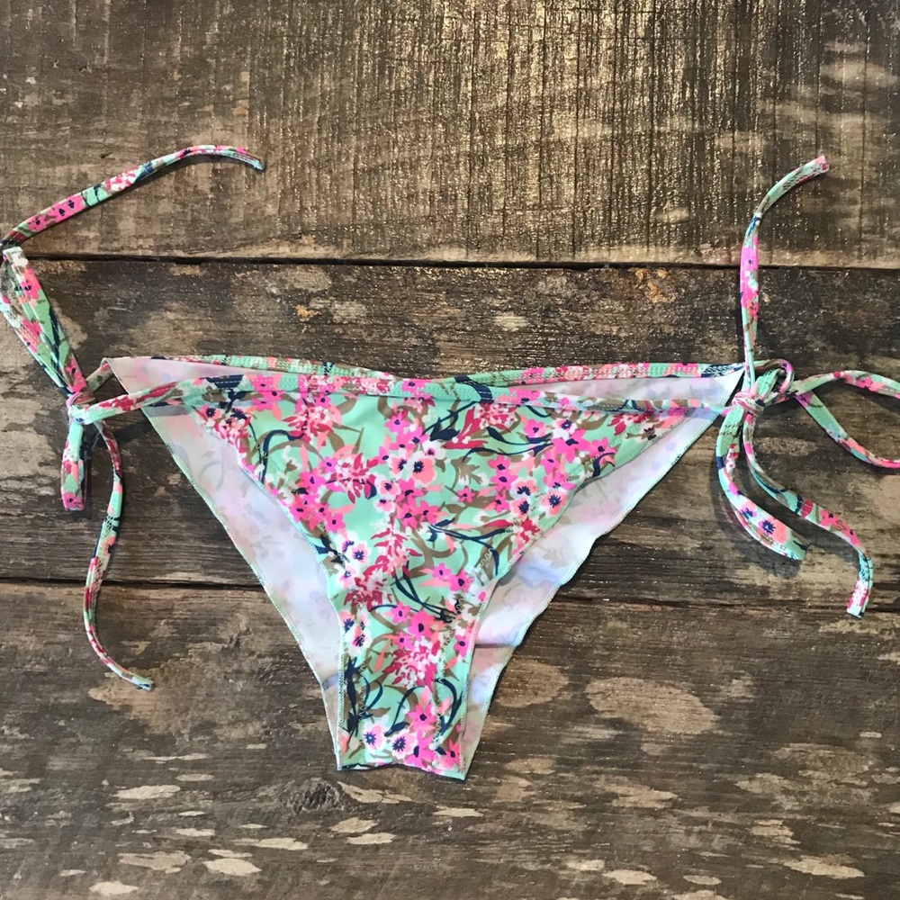 Side tie bikini bottoms